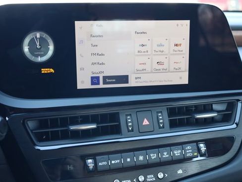 Used 2024 Lexus ES 300h w/ Premium Package image 17