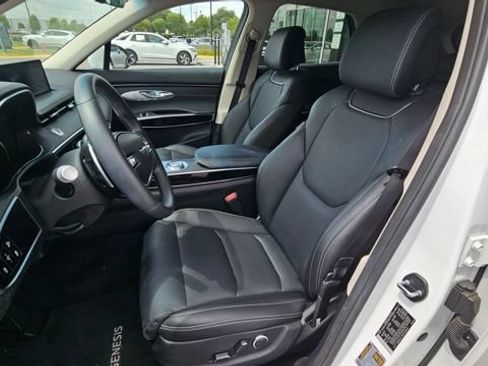 Used 2025 Genesis GV70 2.5T AWD/4WD image 7