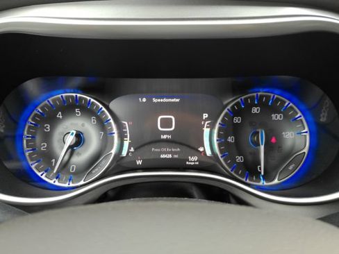 Used 2023 Chrysler Pacifica Touring-L FWD image 45