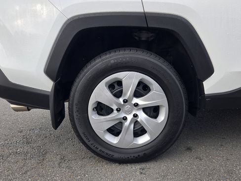 Used 2021 Toyota RAV4 LE FWD image 17