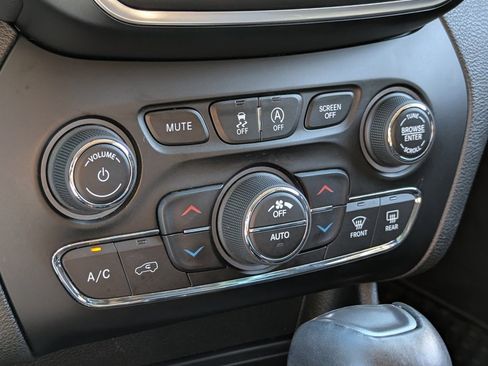 Used 2019 Jeep Cherokee Latitude Plus w/ Comfort/Convenience Group image 21