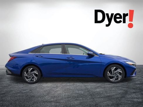 Used 2025 Hyundai Elantra SEL image 3