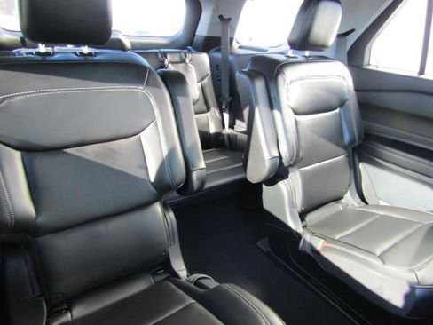 Used 2023 Ford Explorer XLT w/ Equipment Group 202A image 10