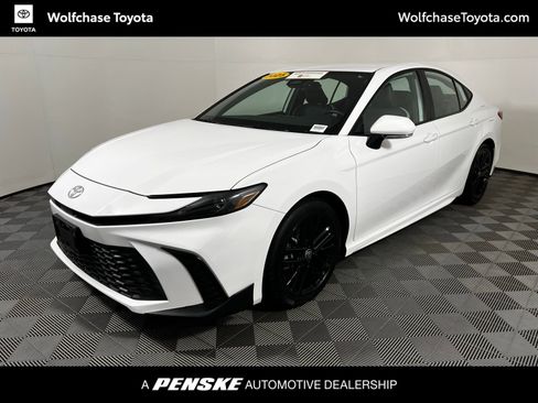 Certified 2025 Toyota Camry SE image 1