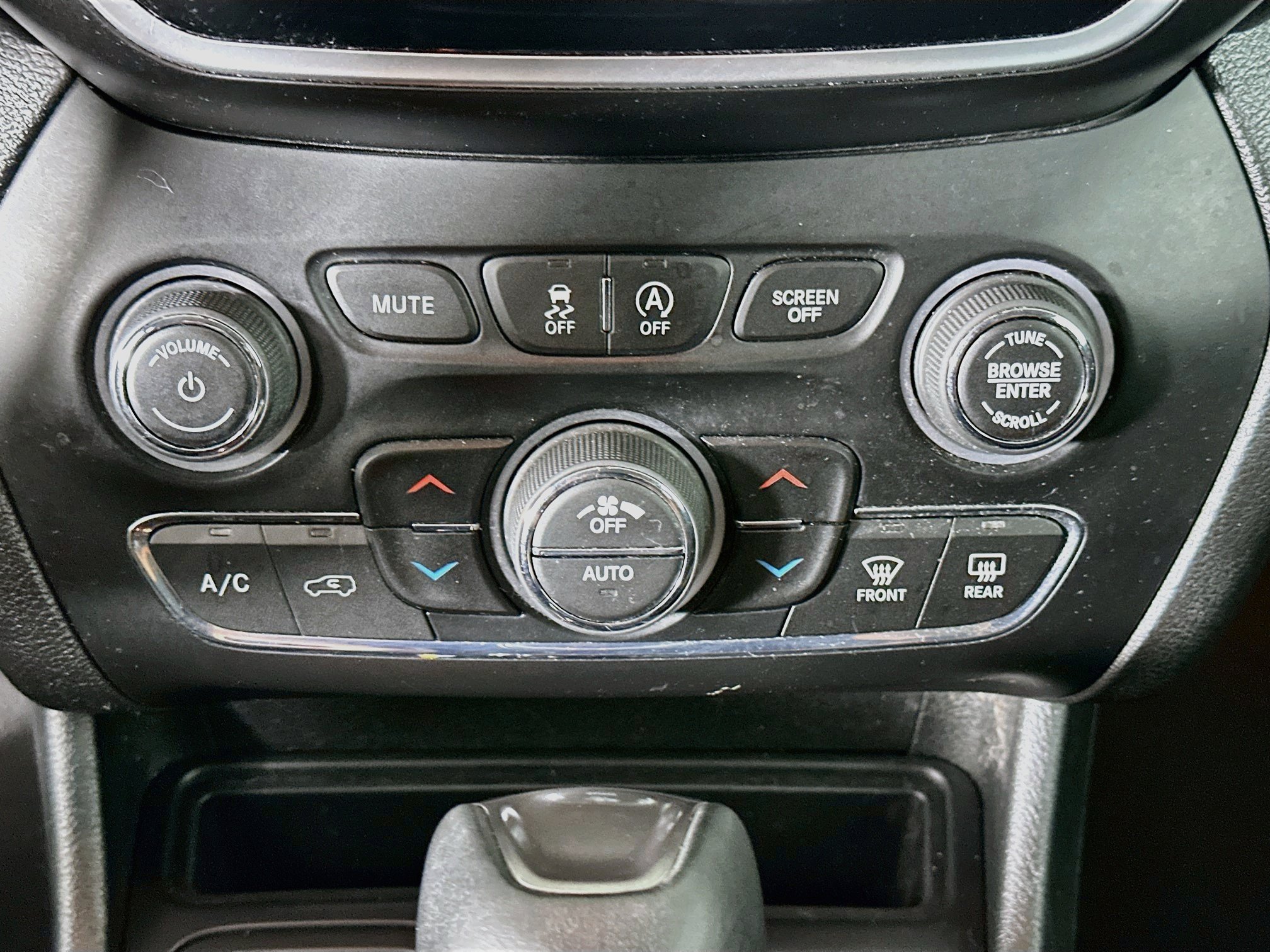 Used 2019 Jeep Cherokee Limited FWD image 22