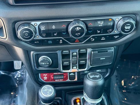 Used 2024 Jeep Wrangler Willys AWD/4WD image 33