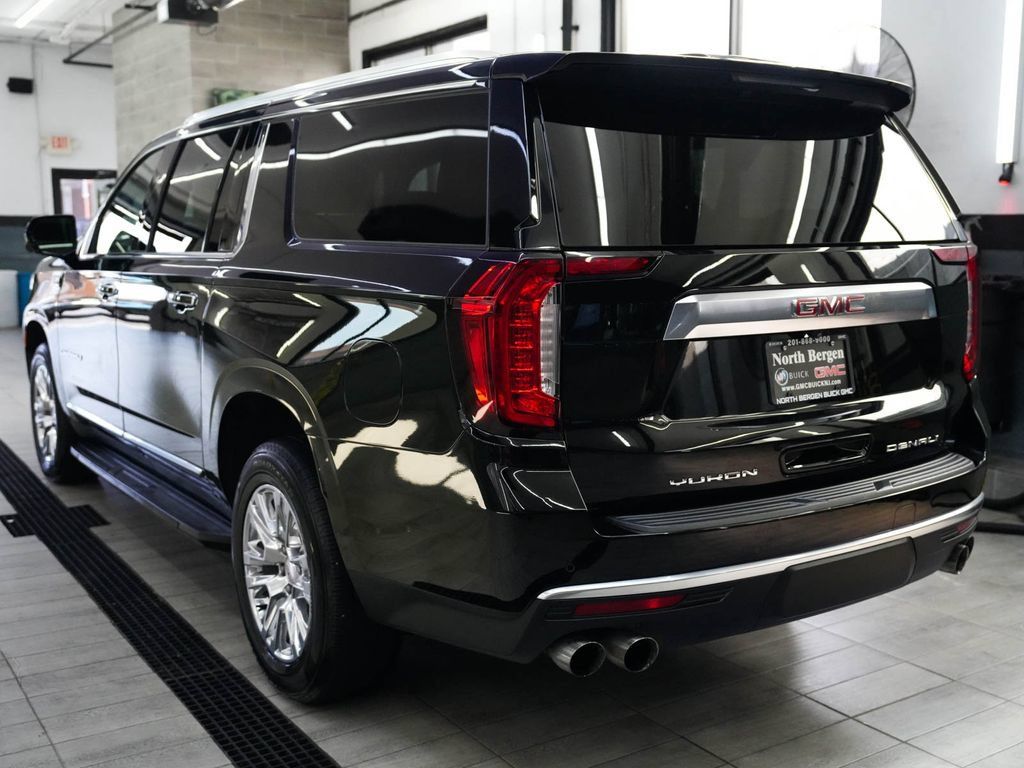 Used 2022 GMC Yukon XL Denali AWD/4WD image 6