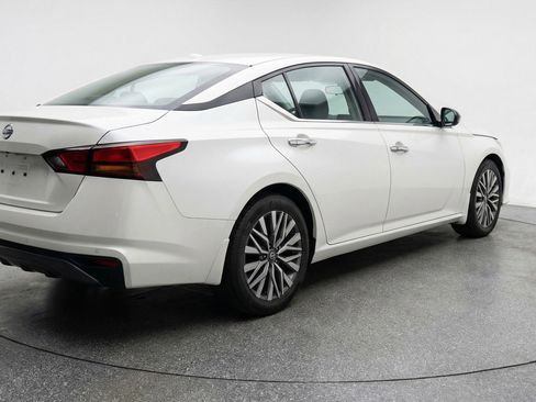 Used 2025 Nissan Altima 2.5 SV FWD image 9