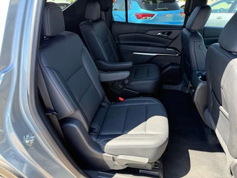 Used 2025 Chevrolet Traverse LT image 34