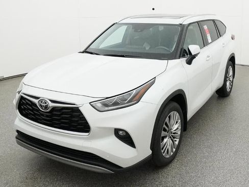 New 2026 Toyota Highlander Platinum AWD/4WD image 16