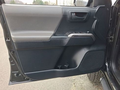 Used 2018 Toyota Tacoma SR5 image 12