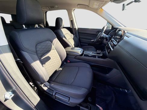 Used 2025 Nissan Pathfinder SV FWD image 28