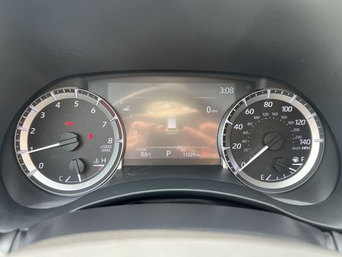 Used 2025 Toyota Highlander XLE AWD/4WD image 17