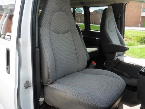 Used 2007 Chevrolet Express 3500 Extended Passenger RWD image 8