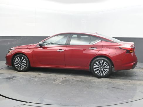 Used 2024 Nissan Altima 2.5 SV image 7