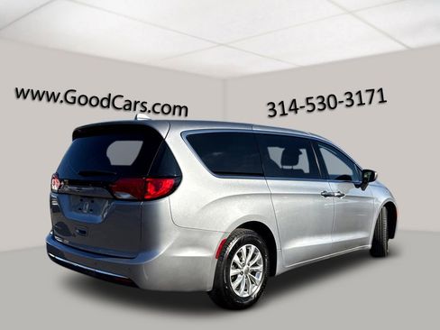 Used 2019 Chrysler Pacifica Touring Plus image 2