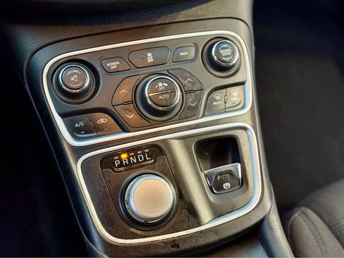 Used 2015 Chrysler 200 Limited w/ Convenience Group image 11