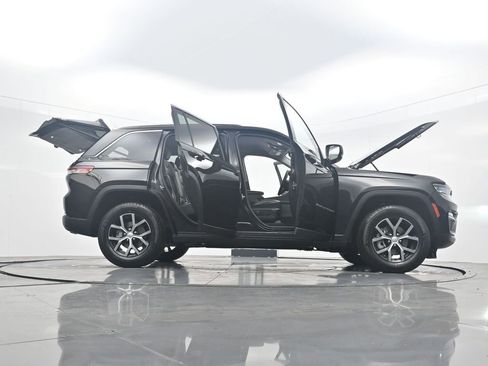 Used 2023 Jeep Grand Cherokee Limited image 44