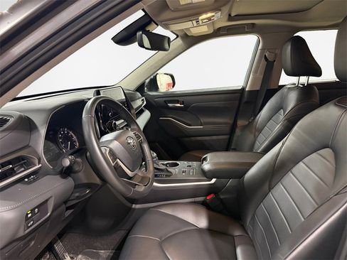 Used 2023 Toyota Highlander XLE image 12