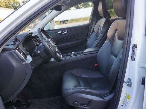 Used 2019 Volvo XC60 T5 Momentum w/ Multimedia Package image 21