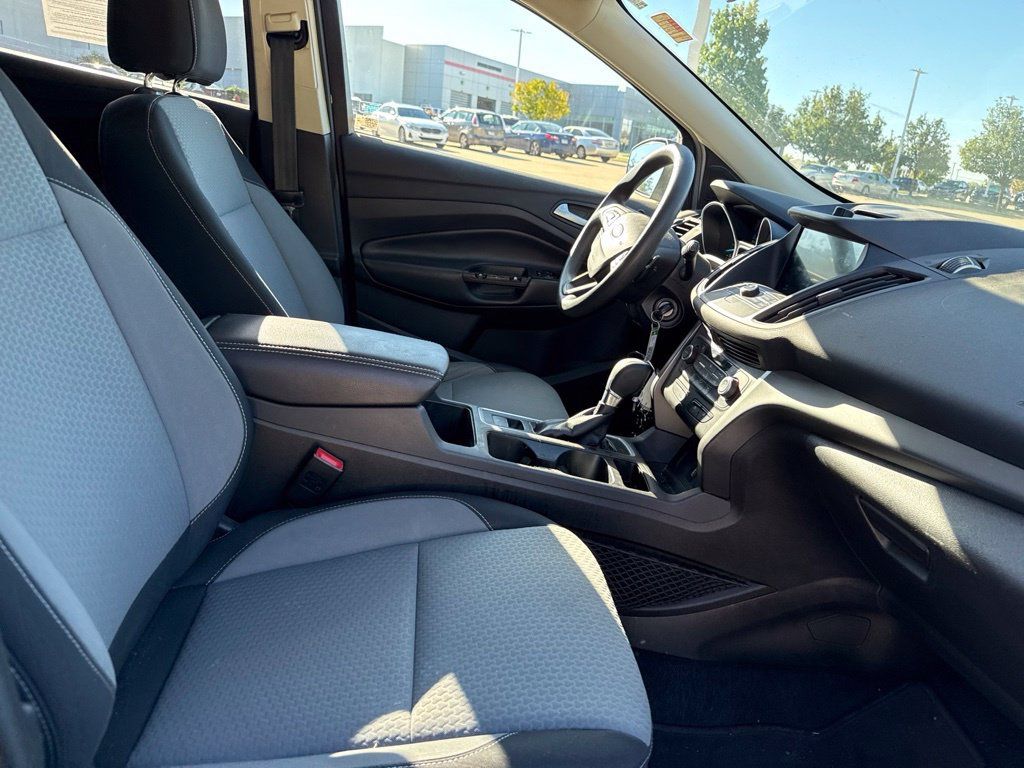 Used 2017 Ford Escape SE w/ Equipment Group 201A FWD image 17