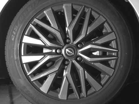 Used 2025 Nissan Altima 2.5 SV image 13