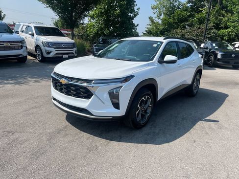 Used 2024 Chevrolet Trax LT w/ Driver Confidence Package FWD image 3