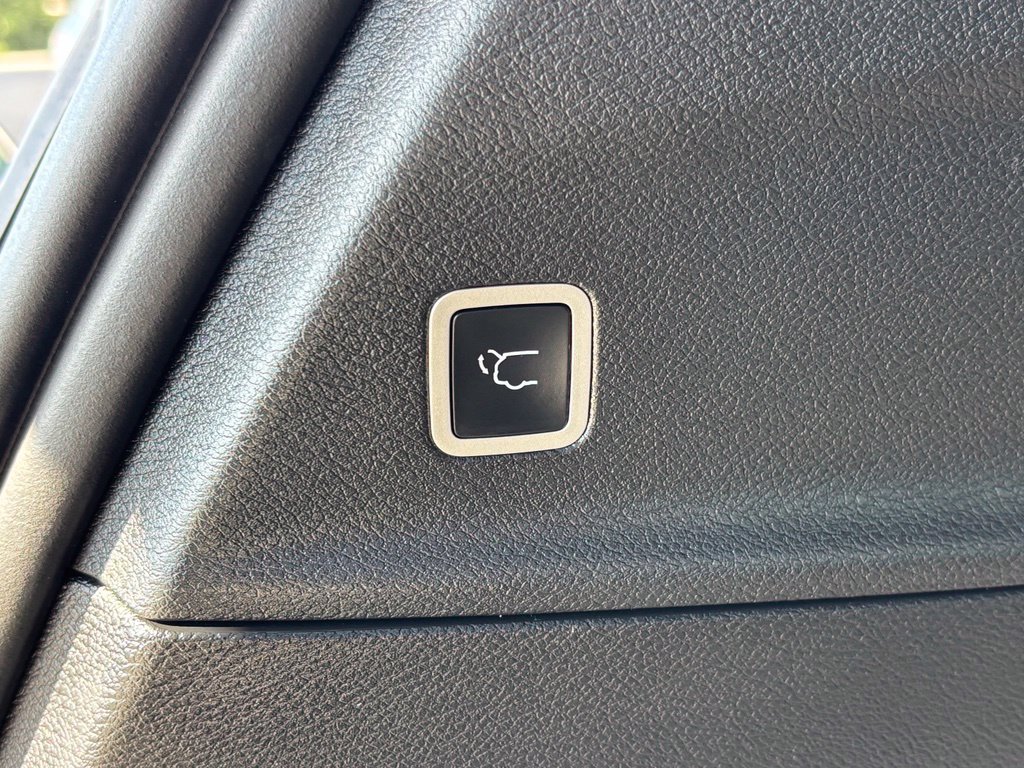 Used 2025 Chrysler Voyager LX FWD image 25