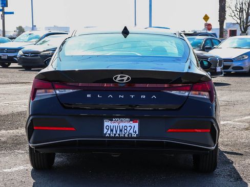 Used 2025 Hyundai Elantra SE w/ Cargo Package image 7