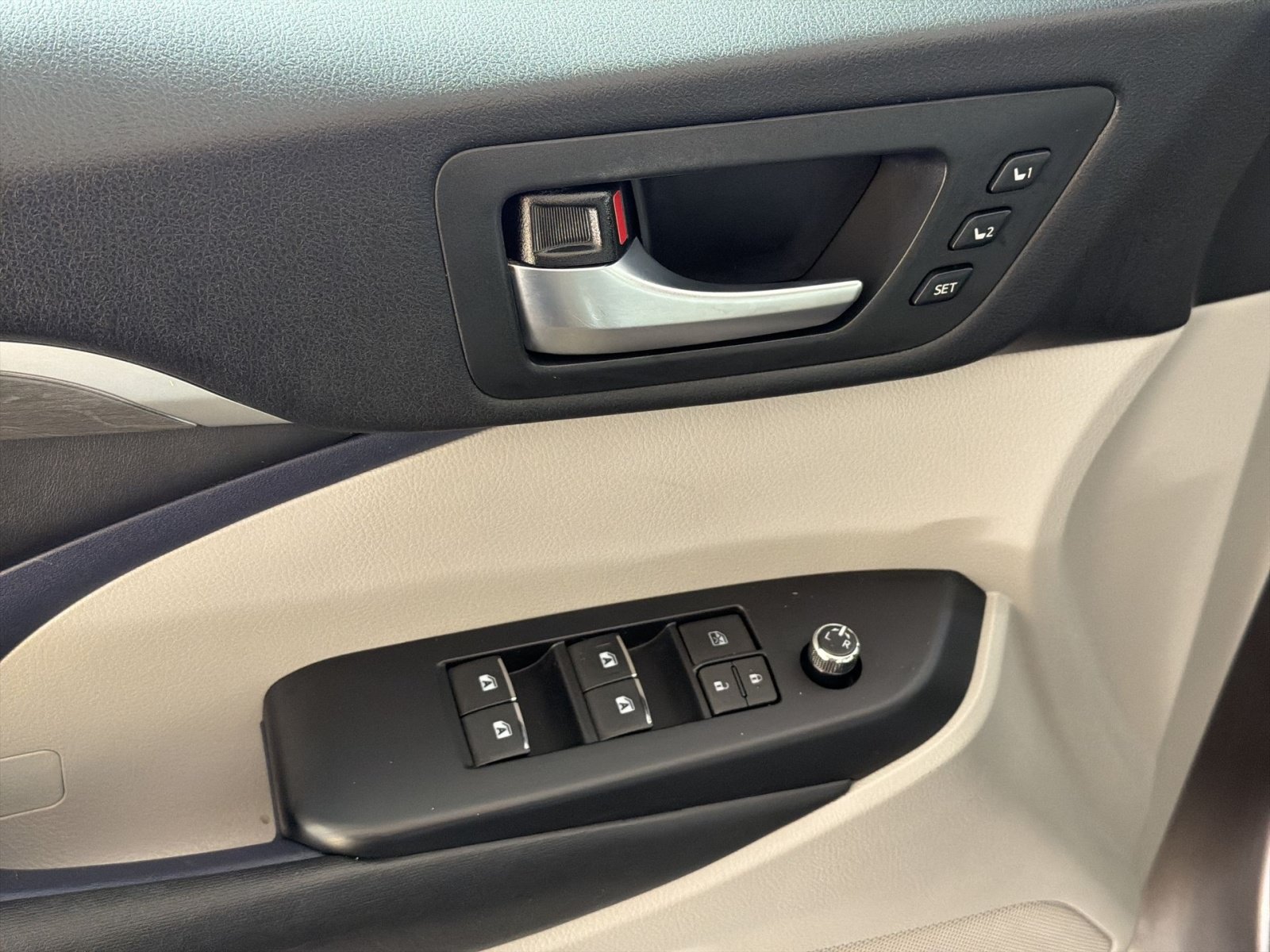 Used 2019 Toyota Highlander Limited Platinum AWD/4WD image 15