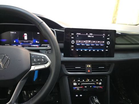 Used 2025 Volkswagen Taos SE image 17