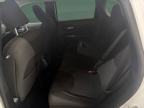 Used 2019 Jeep Cherokee Latitude w/ Cold Weather Group AWD/4WD image 13