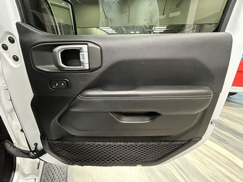 Used 2018 Jeep Wrangler Unlimited Sahara AWD/4WD image 36