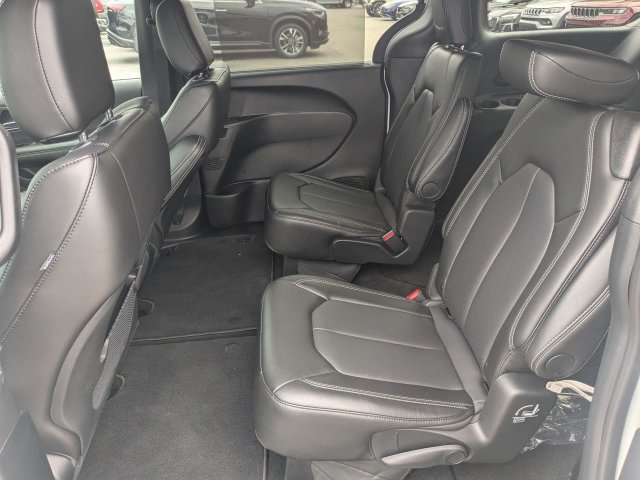 Used 2025 Chrysler Voyager LX FWD image 13
