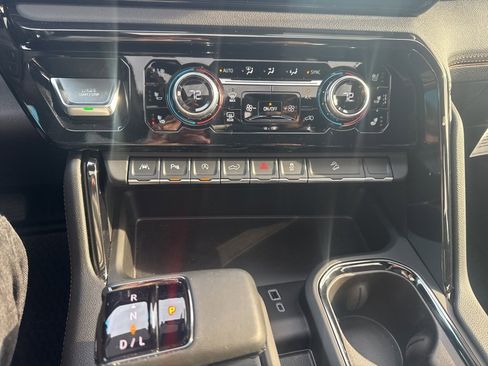 Used 2024 GMC Sierra 1500 AT4 w/ AT4 Preferred Package image 9