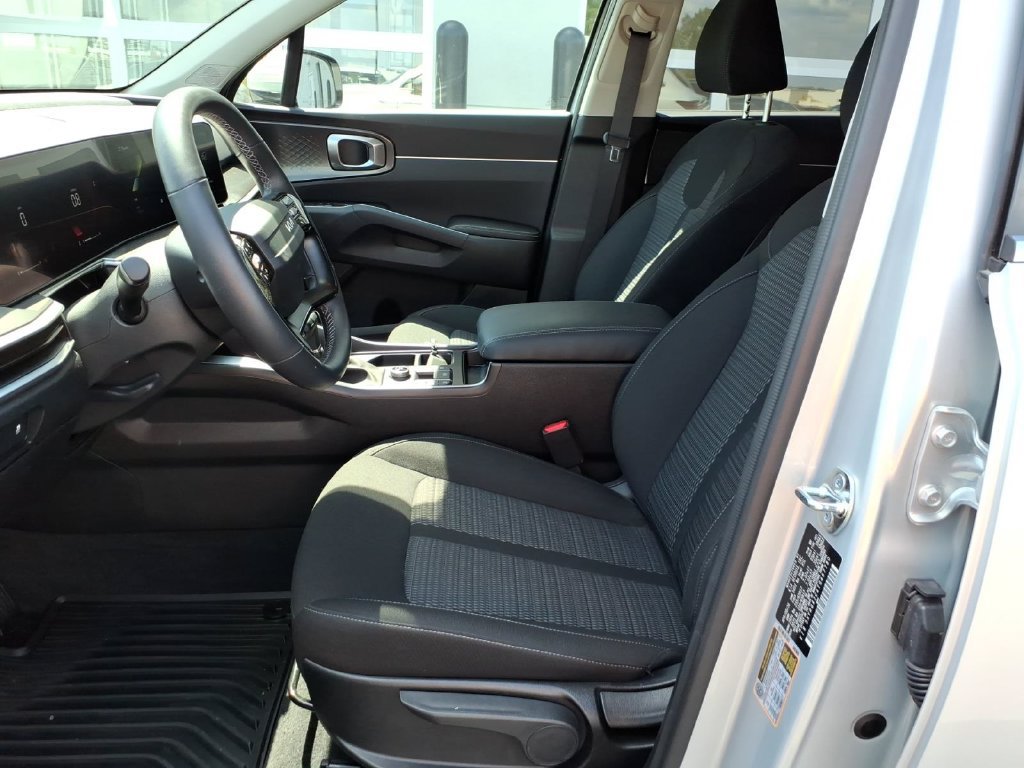 Used 2026 Kia Sorento LX FWD image 12