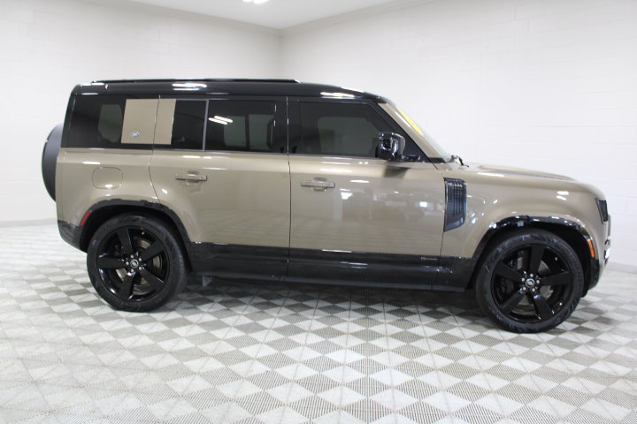 Used 2021 Land Rover Defender 110 X-Dynamic SE AWD/4WD image 13