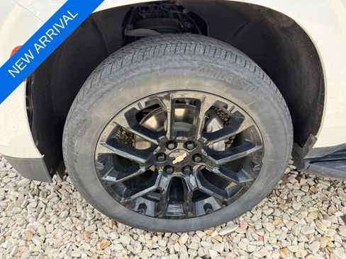 Used 2024 Chevrolet Suburban High Country AWD/4WD image 9