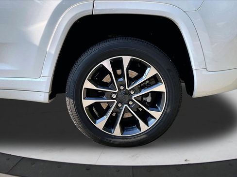 Used 2023 Jeep Grand Cherokee Overland w/ Luxury Tech Group IV AWD/4WD image 35