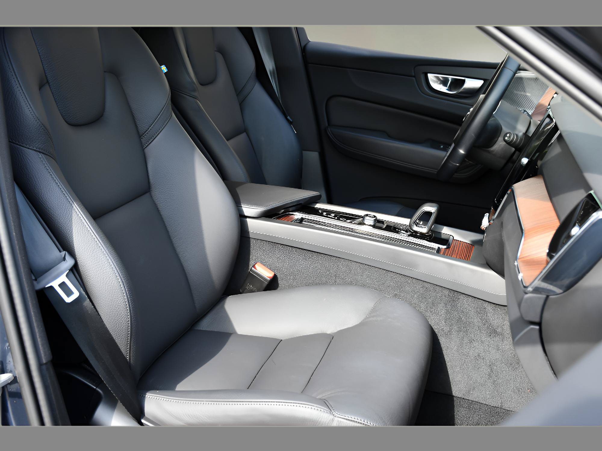 Certified 2024 Volvo XC60 B5 Plus w/ Climate Package AWD/4WD image 33