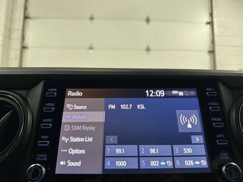Used 2022 Toyota Tacoma TRD Off-Road w/ Technology Package AWD/4WD image 28