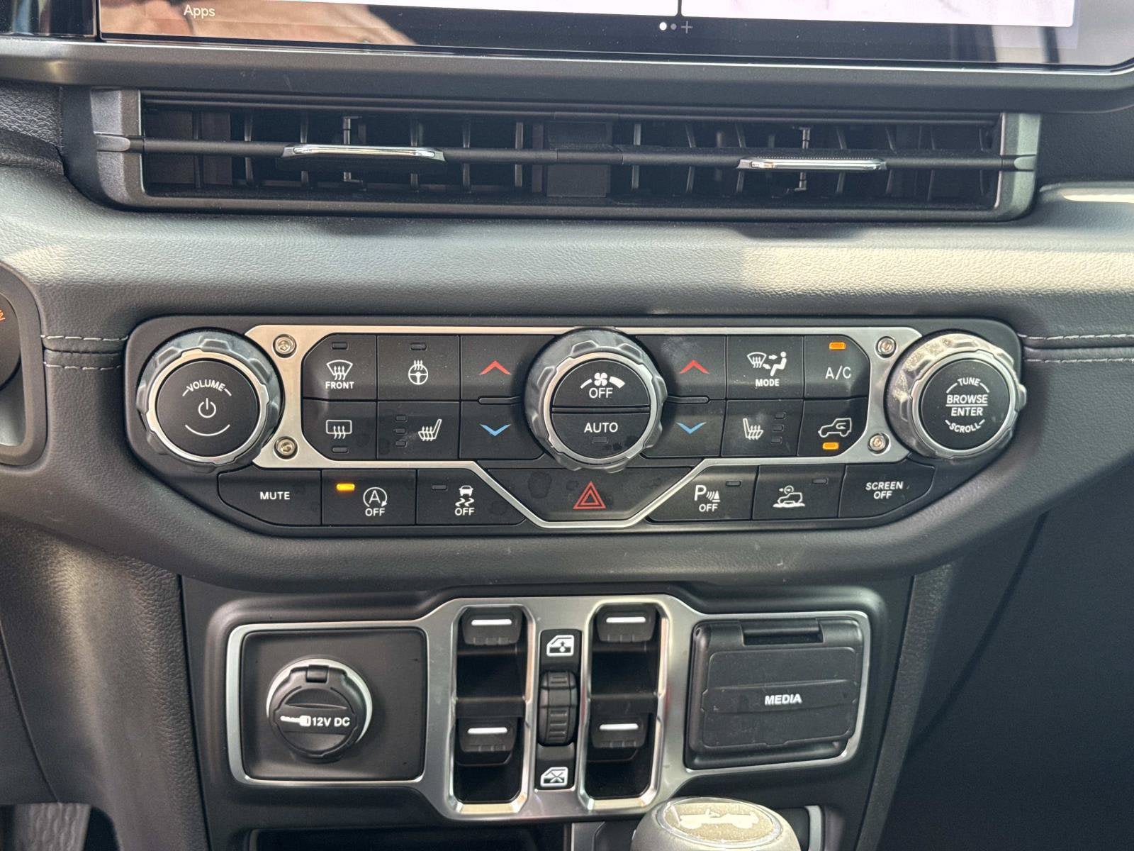 Used 2025 Jeep Wrangler Unlimited Sahara AWD/4WD image 21