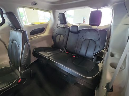 Used 2023 Chrysler Pacifica Limited FWD image 36