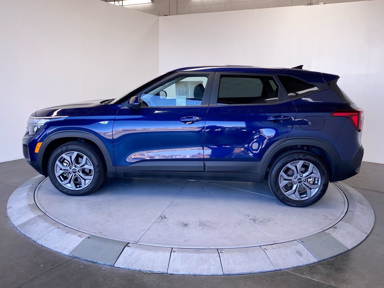 Certified 2026 Kia Seltos LX AWD/4WD image 2