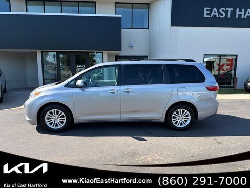Used 2017 Toyota Sienna XLE w/ XLE Navigation Package FWD image 2