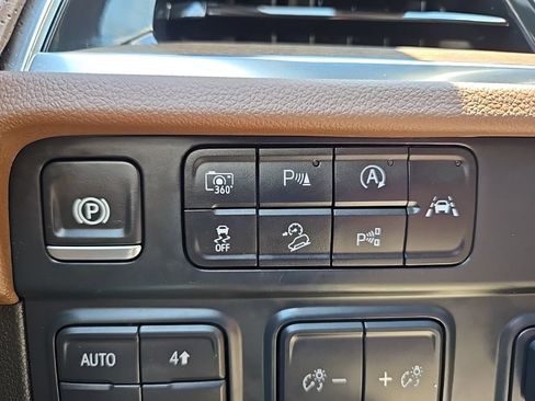 Used 2025 Chevrolet Suburban High Country AWD/4WD image 22