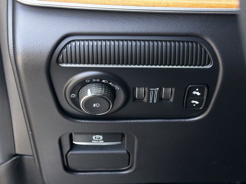 Used 2023 Jeep Grand Wagoneer Series III AWD/4WD image 24