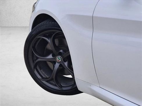 Used 2017 Alfa Romeo Giulia Ti w/ TI 19" Sport Package RWD image 10