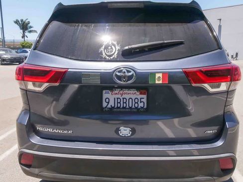 Used 2018 Toyota Highlander LE w/ Carpet Mat Package (TMS) AWD/4WD image 8