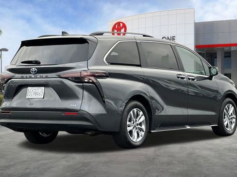Used 2025 Toyota Sienna XLE image 4